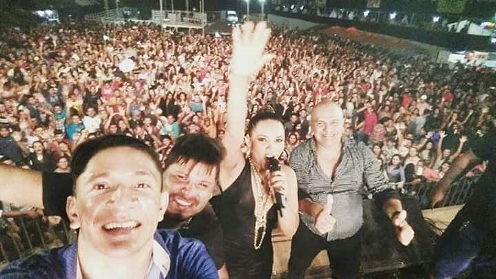 OficialCmqb's tweet photo. Yesterday Carla Maués made a Special Participation in the show of the singer Nelsinho Rodrigues in the city of Ipixuna do Pará. 👏👏❤#TBT https://t.co/jWplGemysc