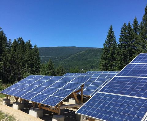clean50's tweet photo. Nelson, B.C. saves money with Canada's first community solar garden https://t.co/HkMEy8umtb #CleanEnergy @DavidSuzukiFDN #Clean50 https://t.co/58vfDnKMKU
