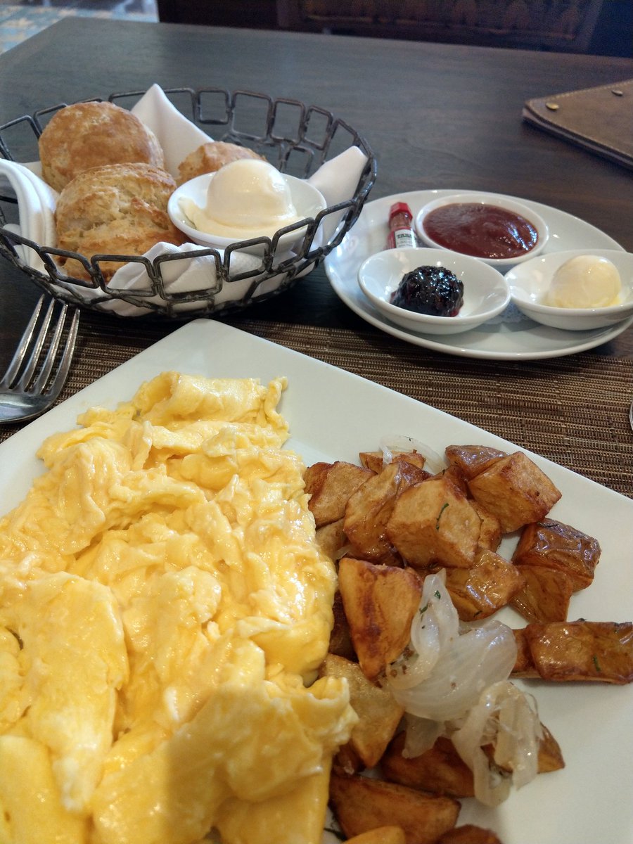 GrnLakeGirl's tweet photo. #SundayFunday #postrace #brunch @winecountryhalf #ORWineHalf @AllisonInnSpa π³π₯π΅π΄ https://t.co/Dq1sAtWqrJ