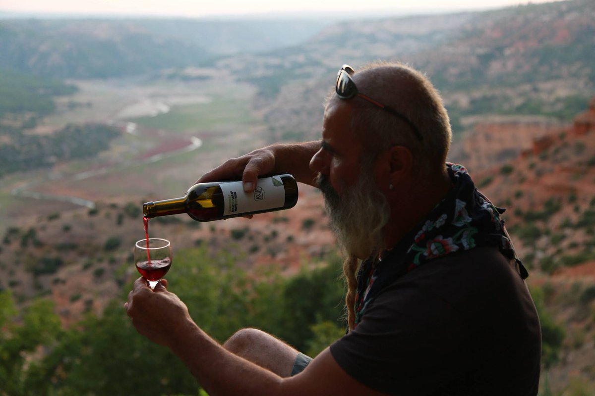 Tanrılar ve Tanrıçalar Susamışlardı . Büyük Menderes Vadisinde Apollona ,Gün bounca  Dionysos un Küp Nektarından Armağan Ettik .....