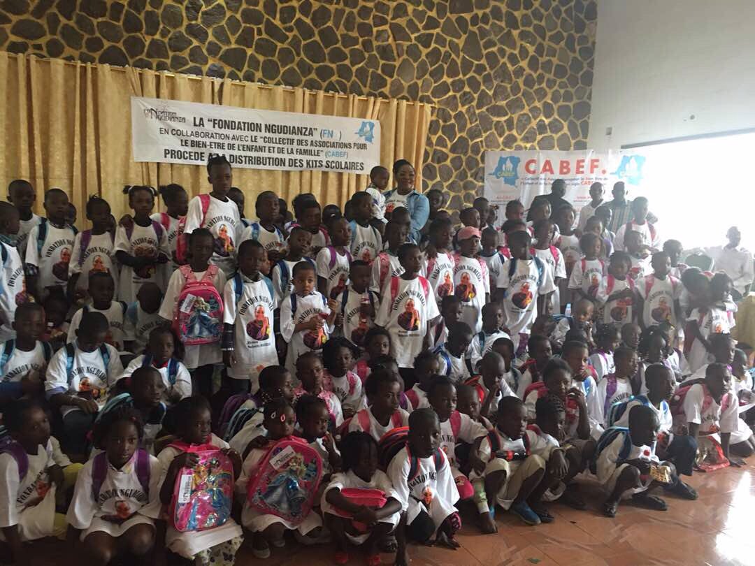 FNgudianza's tweet photo. Samedi 2 Septembre, c'était au tour des enfants de la commune de Limete de recevoir les kits scolaires pour la rentrée des classes. https://t.co/E0gGcUoWCZ