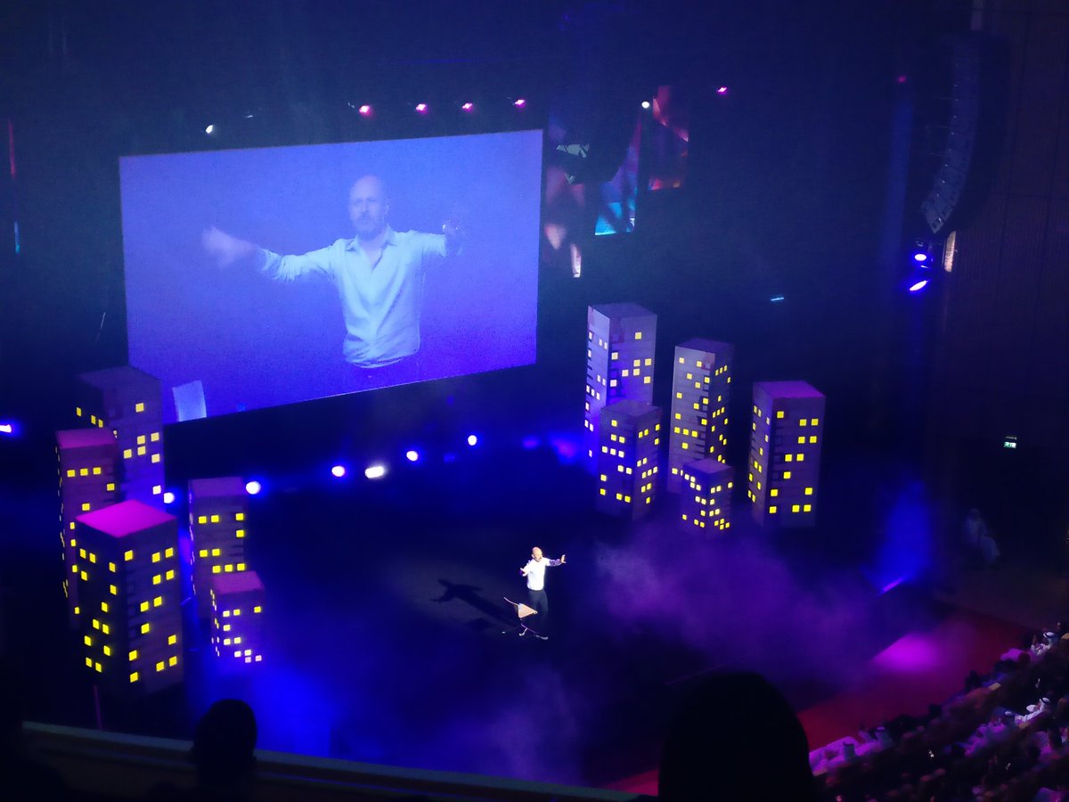 sheriffrashed's tweet photo. Finally maz! #qsf2017 #dohacomedy https://t.co/fV1jZdEOGE