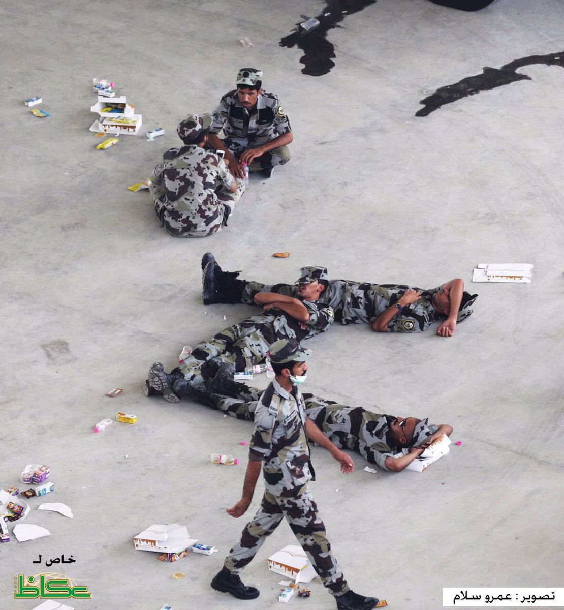 بعد عناء وسهر .. رجال أمن يخلدون للراحة بعد خدمة ضيوف الرحمن .
.
#نجاح_موسم_الحج #الحج #الحجاج
.