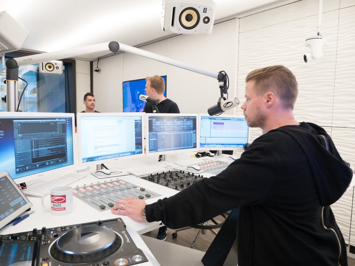 FlashoverRec's tweet photo. Hey @arminvanbuuren, @FerryCorsten stole your show! π #ASOT825 https://t.co/cUA7uRe7lU