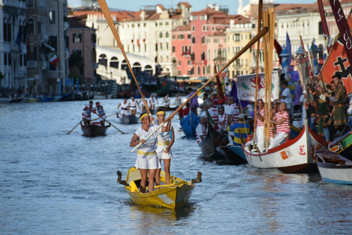 comunevenezia's tweet photo. #RegataStorica2017 Tra le donne su mascarete vince l'equipaggio #canarin: ai remi Anna Mao e Romina Ardit @LuigiBrugnaro @veneziaunica https://t.co/fsjLSDG2ma