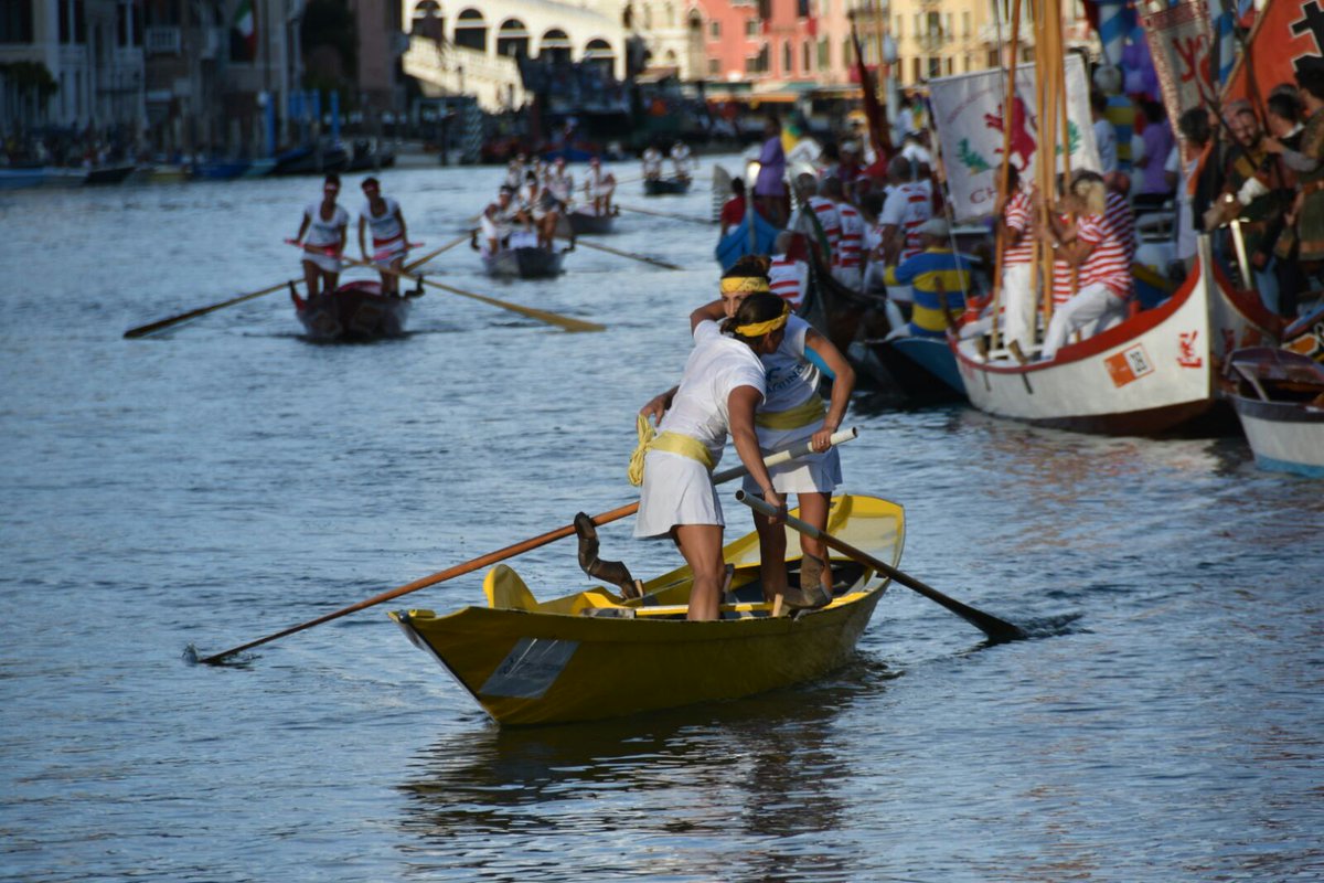 comunevenezia's tweet photo. #RegataStorica2017 Tra le donne su mascarete vince l'equipaggio #canarin: ai remi Anna Mao e Romina Ardit @LuigiBrugnaro @veneziaunica https://t.co/fsjLSDG2ma
