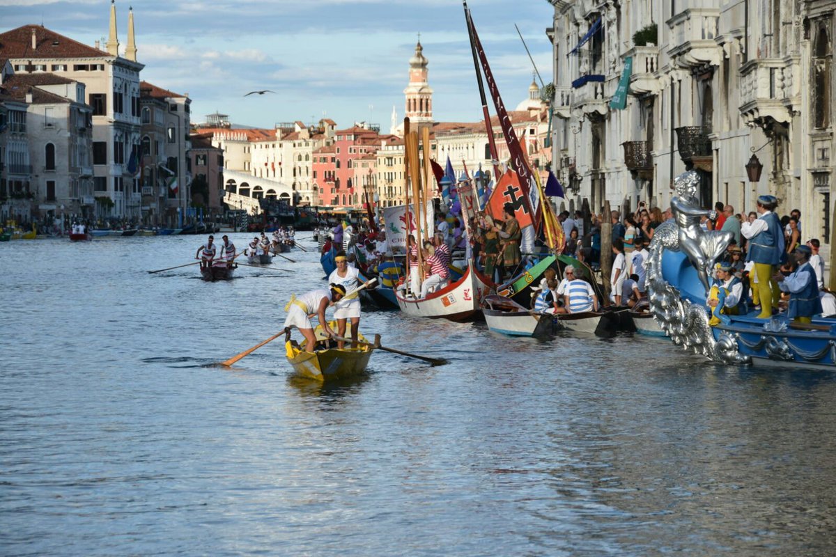 comunevenezia's tweet photo. #RegataStorica2017 Tra le donne su mascarete vince l'equipaggio #canarin: ai remi Anna Mao e Romina Ardit @LuigiBrugnaro @veneziaunica https://t.co/fsjLSDG2ma