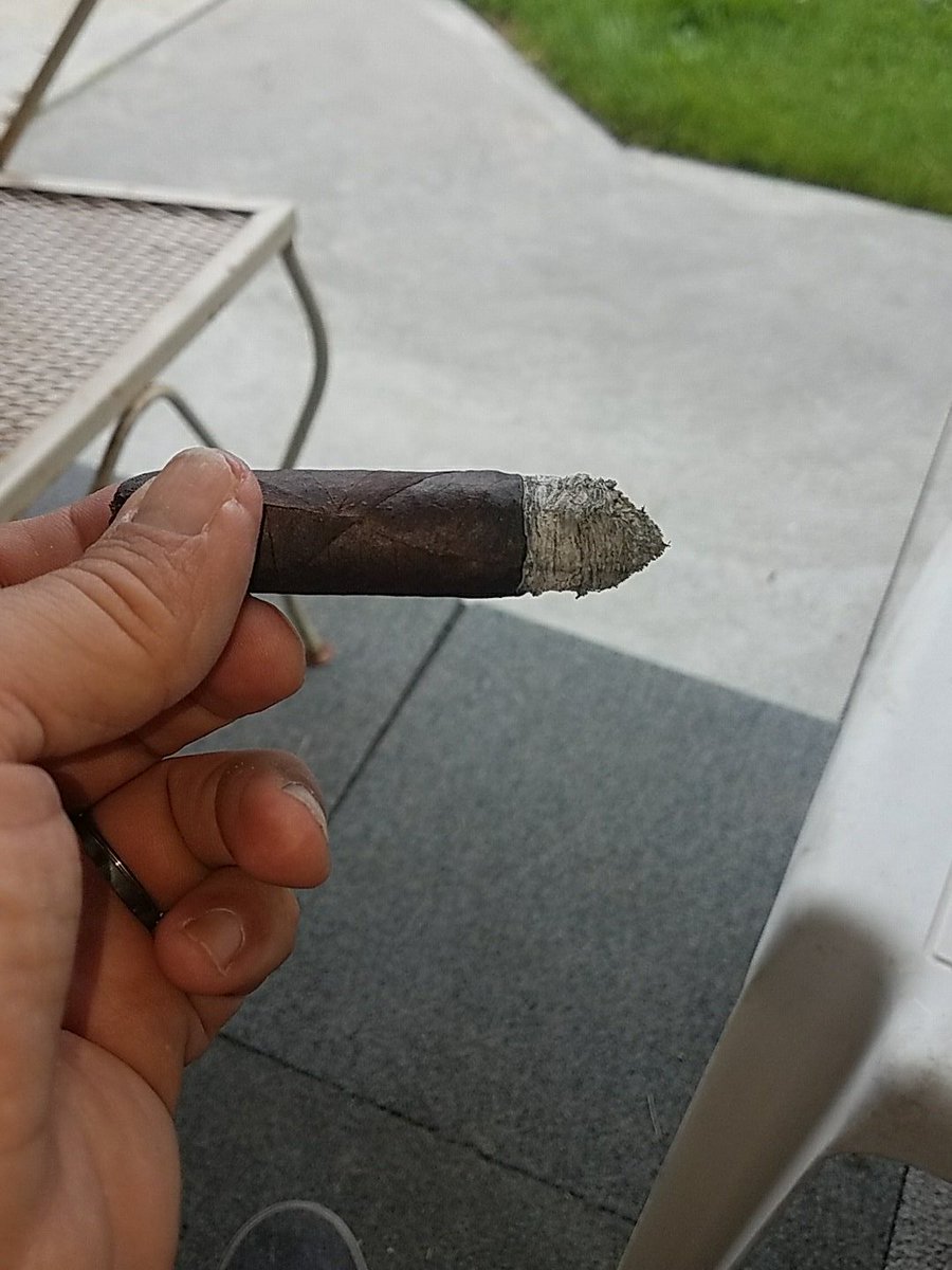 kelmo1567's tweet photo. Finishing up an @LFDcigars #LaNox for my fire god sacrifice from @Royal10Cigar.. https://t.co/UJMin29wrv