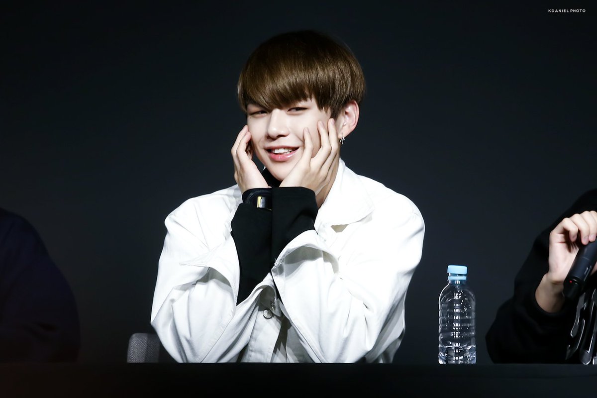 KDANIELphoto's tweet photo. 170902 하이터치회 
왜 예쁜 날 두고 가시나 #워너원 #강다니엘 https://t.co/UxJDQvA5Mp