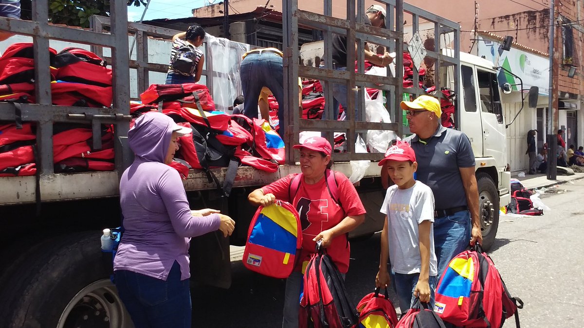 gustavorinc_n's tweet photo. #Lara, 3 mil 110 bultos escolares para el municipio Crespo GRACIAS @NicolasMaduro @JauaMiranda @MPPEDUCACION @MirnaT_Vies https://t.co/97dsimTmmF