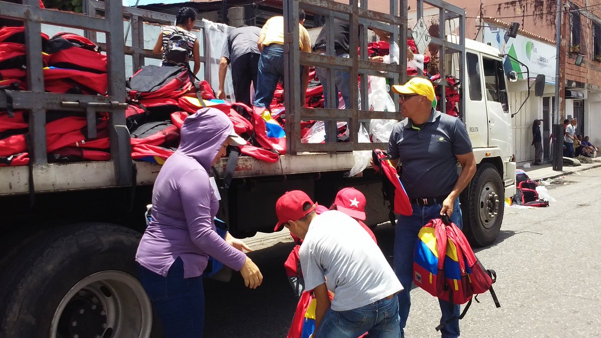 gustavorinc_n's tweet photo. #Lara, 3 mil 110 bultos escolares para el municipio Crespo GRACIAS @NicolasMaduro @JauaMiranda @MPPEDUCACION @MirnaT_Vies https://t.co/97dsimTmmF