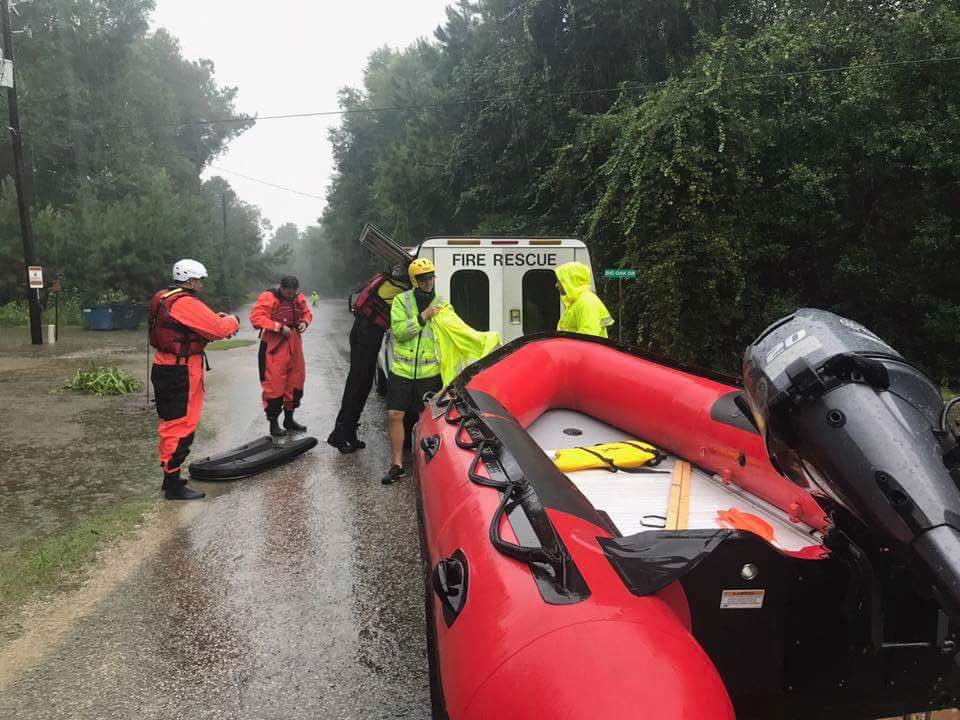 FLDFS's tweet photo. #FL's search & rescue teams saved many lives! They bravely performed nearly 900 rescues in #TX & they're headed back home! Safe travels! 👍🏽 https://t.co/EJO0CrrP12