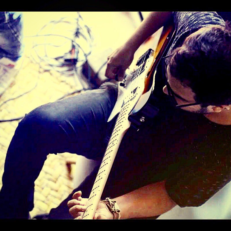 pinzonic's tweet photo. Foto tomada mientras grabábamos #TheTinyApartmentSessions by #SultanaClub! 🤘🏽🎸🎶✨
#Pinzonic #LiveMusic #Jazzguitar #Rocknroll https://t.co/OcGWa8H0Nn