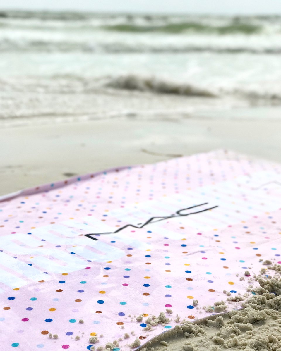 annalayza's tweet photo. apaixonada com essa toalha de bolinhas do vlog de hoje que saiu agoraaaa @MACcosmetics in love with this polka dots towel #PrissyPrincess https://t.co/eNFun94JVO
