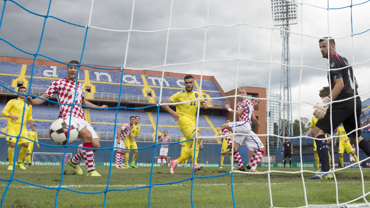 HNSfamily's tweet photo. The decisive moment: Vida's header finds the target. 🎯
#BeProud #CROKOS #WCQ #Croatia #Vatreni #ZajednoDoRusije https://t.co/bzkTjzrXQr