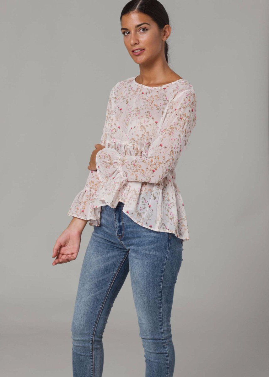 ClpShop's tweet photo. Una de las novedades que encontrarás esta Semana en #CLPshops #prefall2017 #floralprints #tendencias https://t.co/Gu97JQ0Z2B