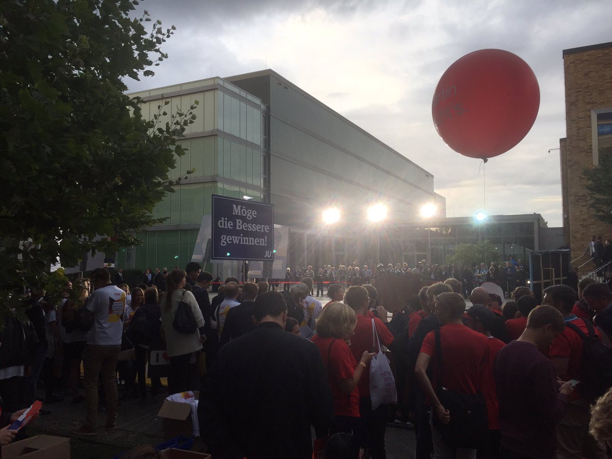 Jusos und JU machen Stimmung vor dem #tvduell. #dpareporter