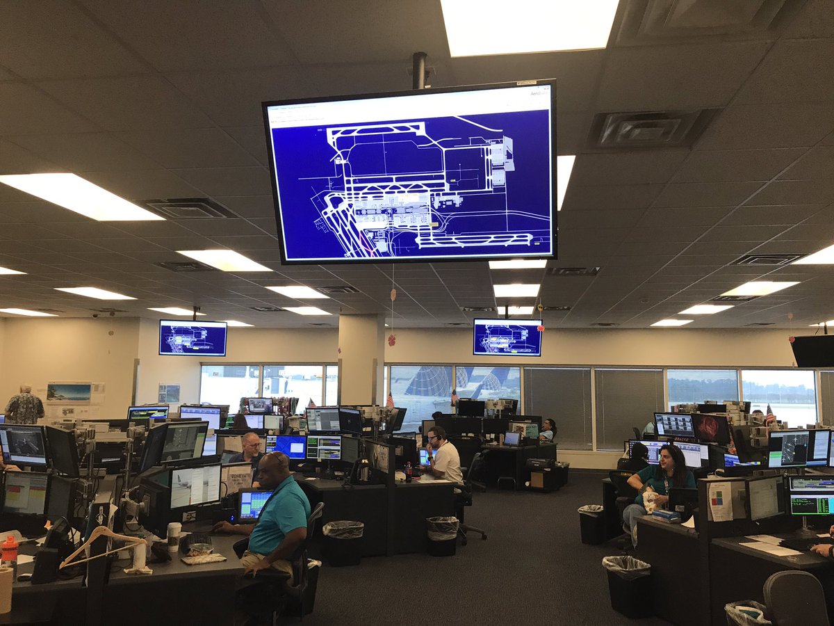 RyanP_UAL's tweet photo. The IAH SOC in action with SOC team members from EWR, DEN &amp; ORD lending a helping hand. #iahstrong #iahsoc #united #beingunited https://t.co/UD0uLVEXAZ
