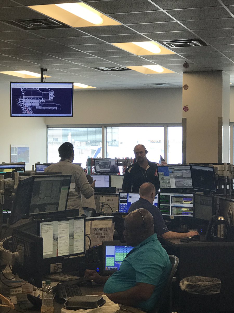 RyanP_UAL's tweet photo. The IAH SOC in action with SOC team members from EWR, DEN &amp; ORD lending a helping hand. #iahstrong #iahsoc #united #beingunited https://t.co/UD0uLVEXAZ