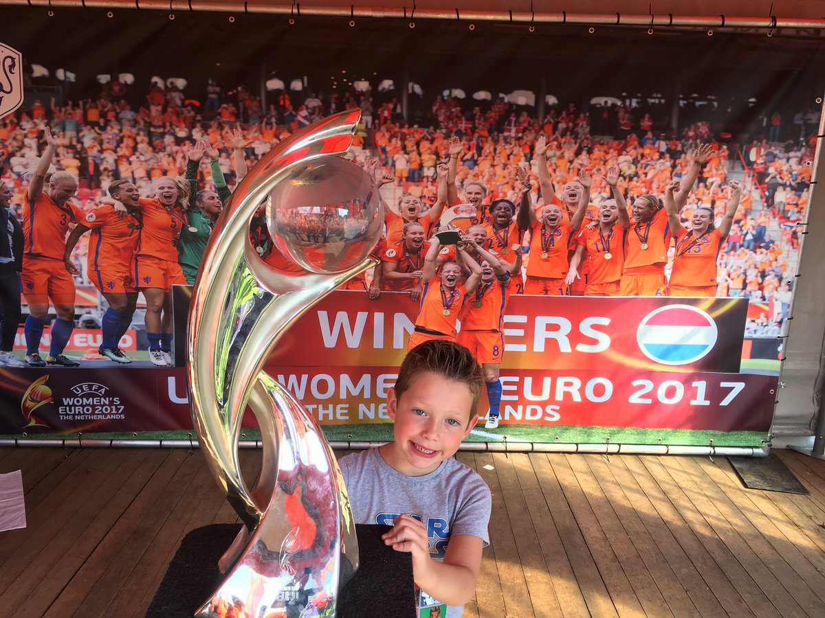 bacope's tweet photo. #bekerselfie Mike de kampioen  #NEDBUL https://t.co/Y2LrxDbC1S