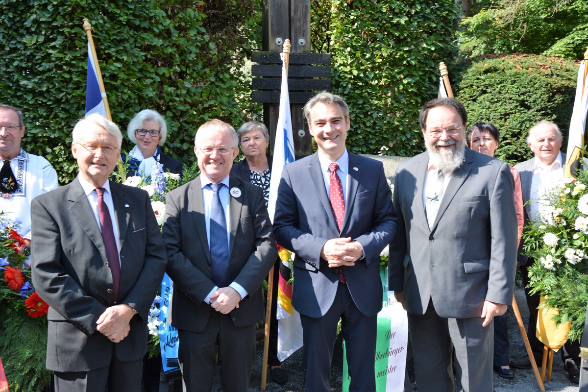 BdVLeverkusen's tweet photo. Zum 68. Mal wurde am Ostdeutschen Kreuz und dem Friedensstein auf dem Manforter Friedhof in #Leverkusen der Tag der Heimat begangen. #BdV https://t.co/mb2ieojSBh