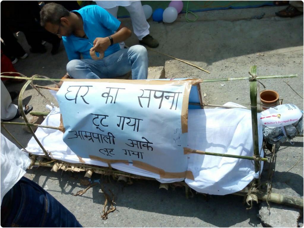 babulsinha's tweet photo. रात ऊँघ रही है
किसी ने इन्सान की
छाती में सेंध लगाई है
हर चोरी से भयानक
यह सपनों की चोरी है
#PMModiGharDilao #Justice4AmrapaliBuyers https://t.co/1vQ8mK8VGz