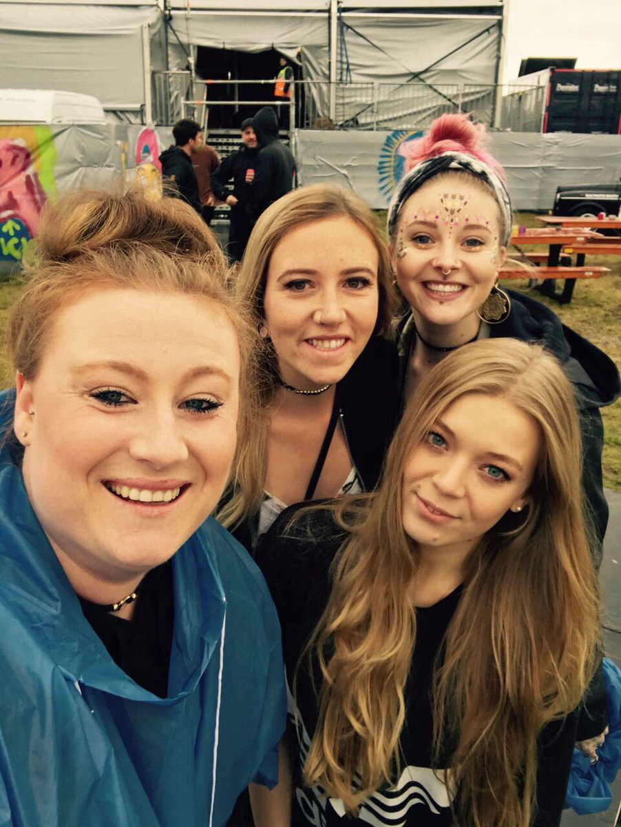 kay_bee_x's tweet photo. This amazing girl just made my day! First she sings a smashing performance, then invites me backstage to meet her! I LOVE YOU @BeckyHill https://t.co/5sx4aTN3Bg