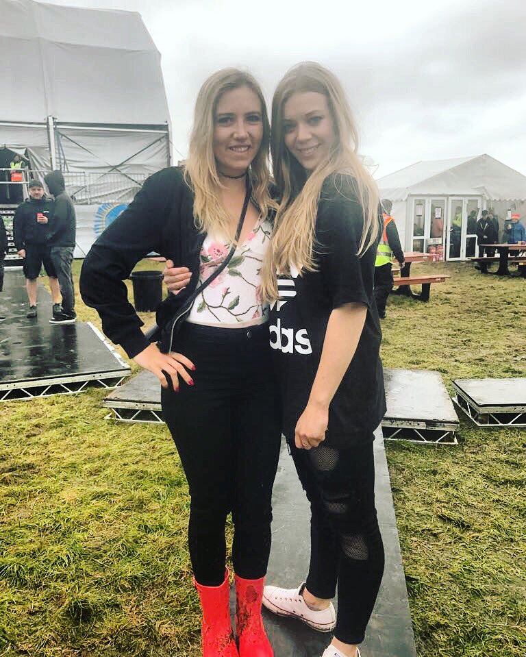 kay_bee_x's tweet photo. This amazing girl just made my day! First she sings a smashing performance, then invites me backstage to meet her! I LOVE YOU @BeckyHill https://t.co/5sx4aTN3Bg