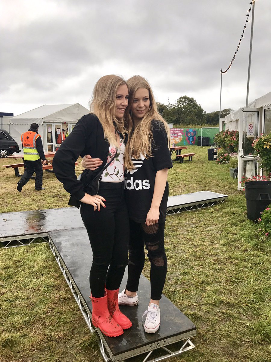 kay_bee_x's tweet photo. This amazing girl just made my day! First she sings a smashing performance, then invites me backstage to meet her! I LOVE YOU @BeckyHill https://t.co/5sx4aTN3Bg