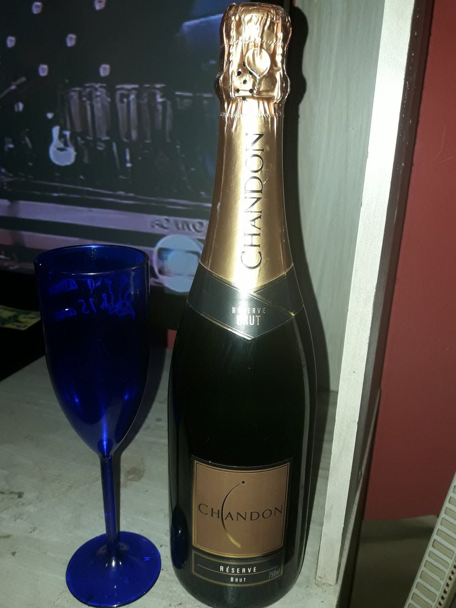 FabyaRodriguez's tweet photo. É muito chandon É tudo de bom Pra desestressar A luz em neon Ajeita o batom Depois que eu borrar 🎶🍻👌💃
#SegueoDomingo. https://t.co/PPYY657HY5