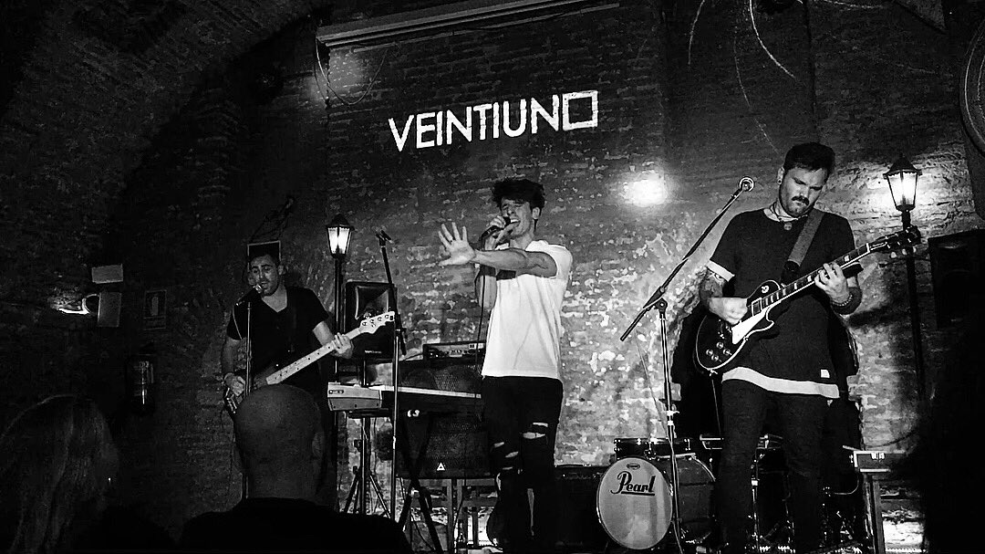 Que lo que une la música y La Vida Moderna no lo separe nadie. ¡Grandes Veintiuno ayer en La Bóveda! Sí, vinieron a Zaragoza ❤️