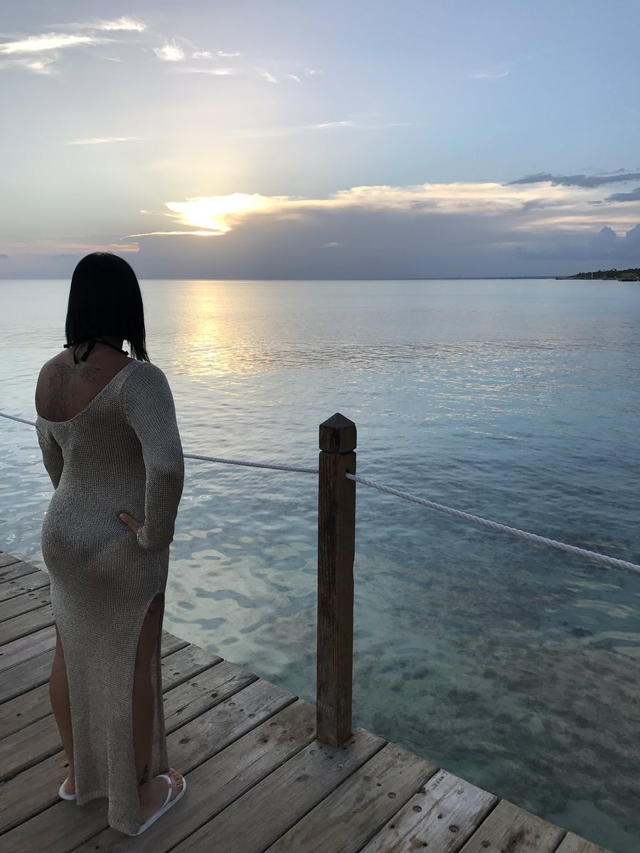 Shirleyf666's tweet photo. #sunset #myfavoriteplaceintheworld #perfecttimes ๐ด๐ถ๐ต๐ฆ๐๐ฅ#mesmerized https://t.co/88BuZ79rQt
