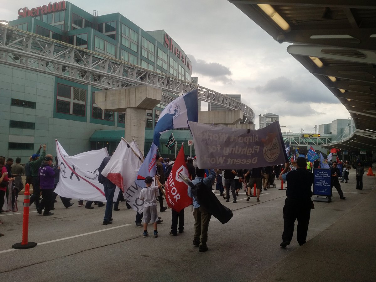 Kathaforunifor's tweet photo. Hundreds at the airport supporting striking Teamsters. Airport Workers deserve a fair deal. #canlab .#solidarity. #Unifor https://t.co/W3hMfQZfwH