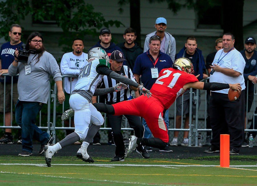 Schutt_Pugliese's tweet photo. @BergenCathFBall showing out in the @schuttsports CHROME #F7's and on the field 🏈⚔️Great start to the season‼️🙌🏽#schuttup #F7Domination https://t.co/K1j1KSS5D7