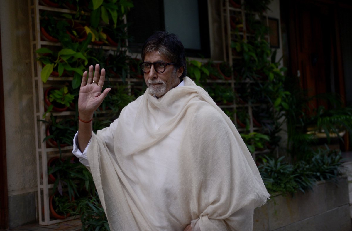 T 2536 - 
ये जन समूह , स्नेह सागर ये ; भावनाओं का सैलाब है ये 
कृतज्ञ हूँ मैं , आभारी हूँ  ;
अच्छे कर्मों का फल हूँ मैं , क्यूँ  ?