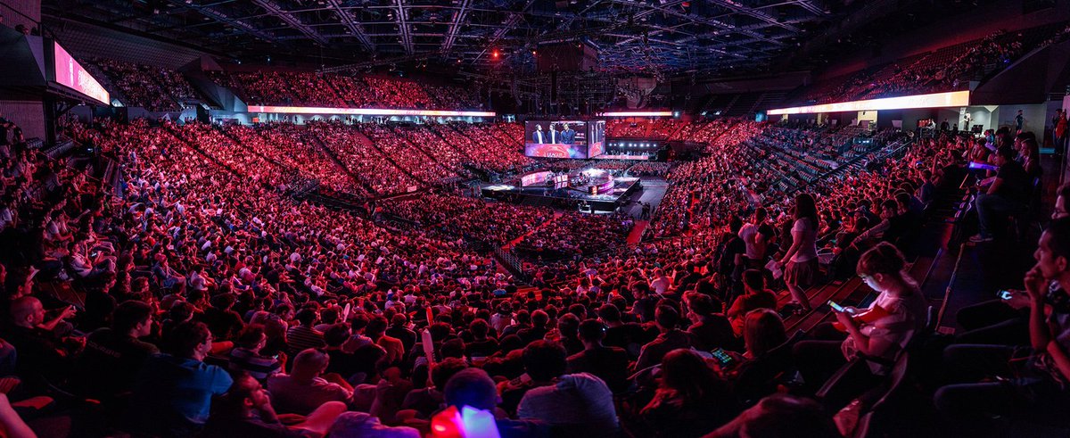 lolesports's tweet photo. The French #EULCS crowd in all its beauty ❤️🇫🇷 https://t.co/IimtiNnpK8