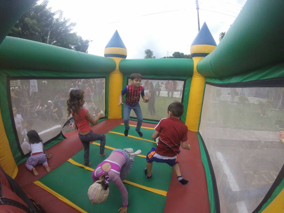 Tachira4F's tweet photo. Gracias a @GobiernoTachira y @VielmaEsTachira niños y niñas de Cárdenas disfrutan actividades recreacionales en el parque 12 de febrero https://t.co/ivTLpzG3Ze