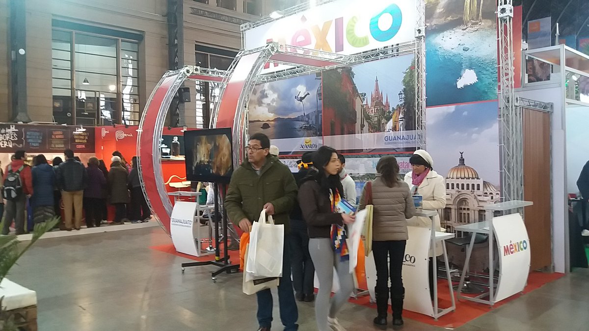 pedrocastelan's tweet photo. Seguimos en la Feria #VyVA en #SantiagodeChile promocionando nuestro #IxtapaZihuatanejo #AlianzadelPacifico @erescalona11 @VisitIZ https://t.co/SitYHQcpvl