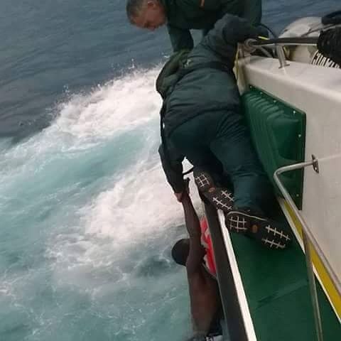 APROGC's tweet photo. Todavía no hemos visto a @HelenaMaleno jugarse la vida por ningún inmigrante, a los guardias civiles SÍ.
@walkingborders MIENTE https://t.co/g2mTnWzT7r
