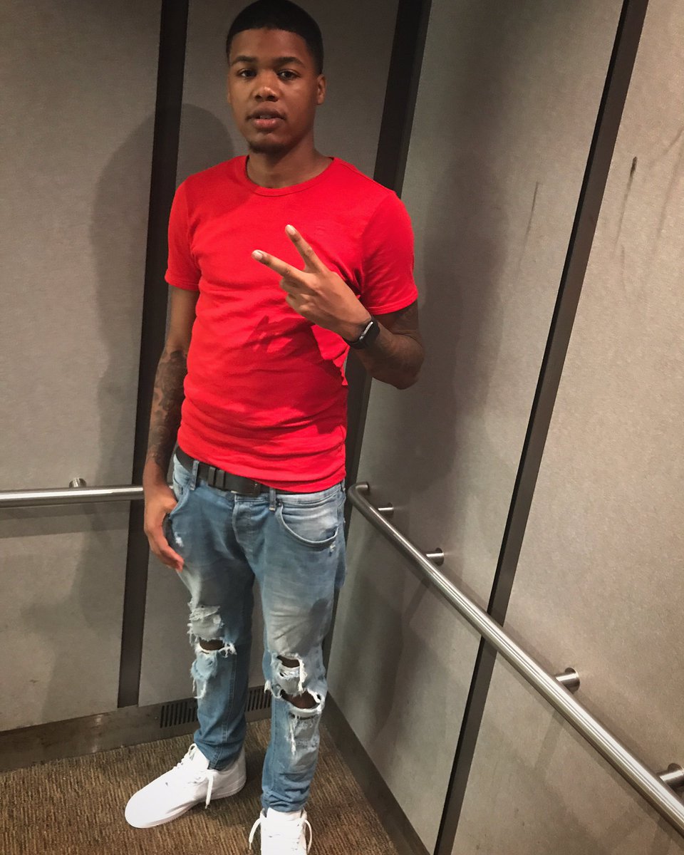 yothatstazz__'s tweet photo. They wonder who is the kid, told em i come from the vill💪🏾#wzone https://t.co/edivC65PoL
