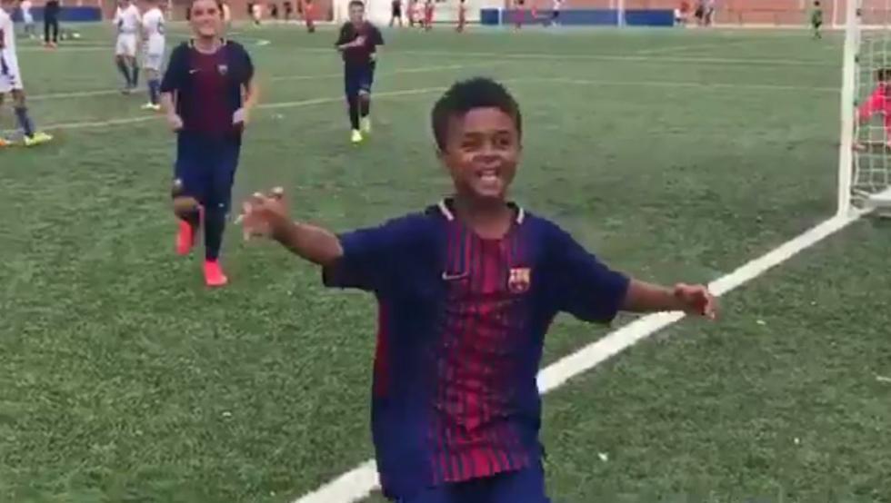 mundodeportivo's tweet photo. VÍDEO 🎥: El pequeño Kluivert ya marca de azulgrana https://t.co/NvUA46RvY1 Por @martinezferran https://t.co/EMbw0a1Zbz