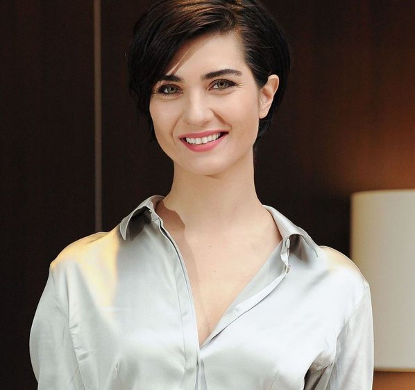 kiba4u's tweet photo. #TubaBüyüküstün #beuatifulpeople #BeautyAndTheBeast #love #guzel #style #TubaBueyuekuestuen #diva https://t.co/rpAwqpFoJ9