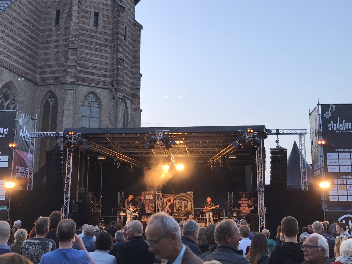 Live op het Simonsplein, Hooked!