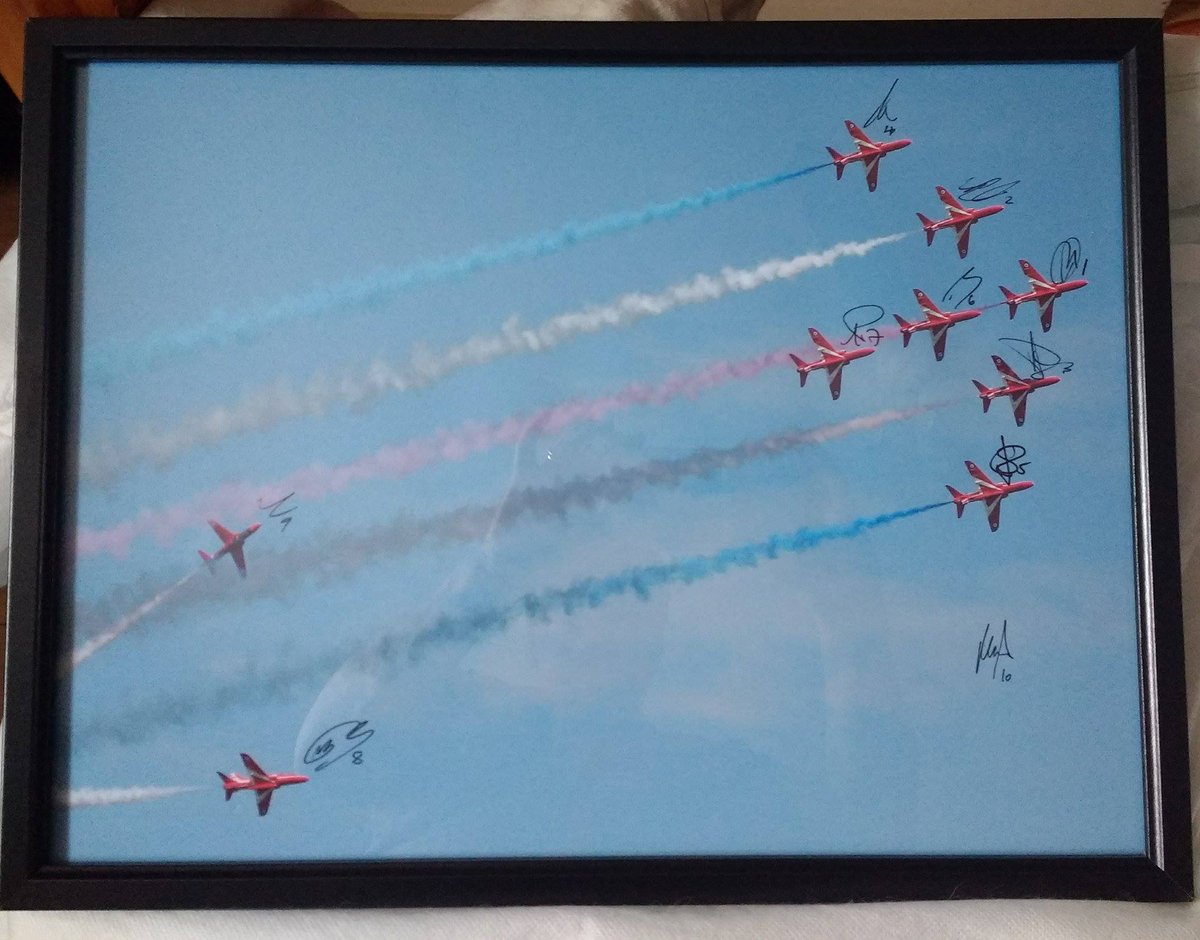 JadeWyllie3's tweet photo. That's the airshow season over now for us 😢 all there is to do now is hang my signed photo up :) @rafredarrows  @RAFRed1 https://t.co/YLWlTToUVA