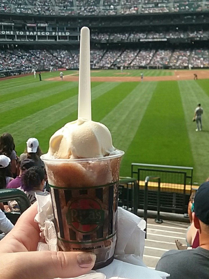 GoofyMsFan's tweet photo. Yay!! Found my #RootBeerIce @RitasItalianIce @SafecoFieldEats #GreatDayAtTheBallpark https://t.co/Qj7uGXCM6o