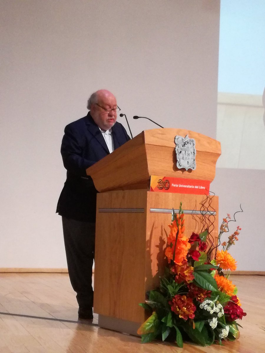 AlasMujeres's tweet photo. Miguel Ángel Porrúa recibe reconocimiento a la industria editorial en #FeriaUniversitariadelLibro #FUL30 de @UAEH_OFICIAL https://t.co/I8Z1Y9tYFQ