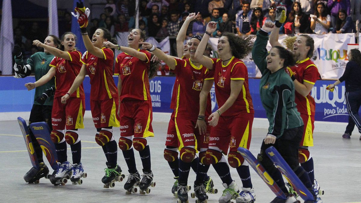 FonsiLoaiza's tweet photo. Ayer fueron campeonas del mundo de hockey sobre patines, hoy no han aparecido en periódicos ni en TV. La prensa deportiva apesta. https://t.co/1ocxI7VVnX