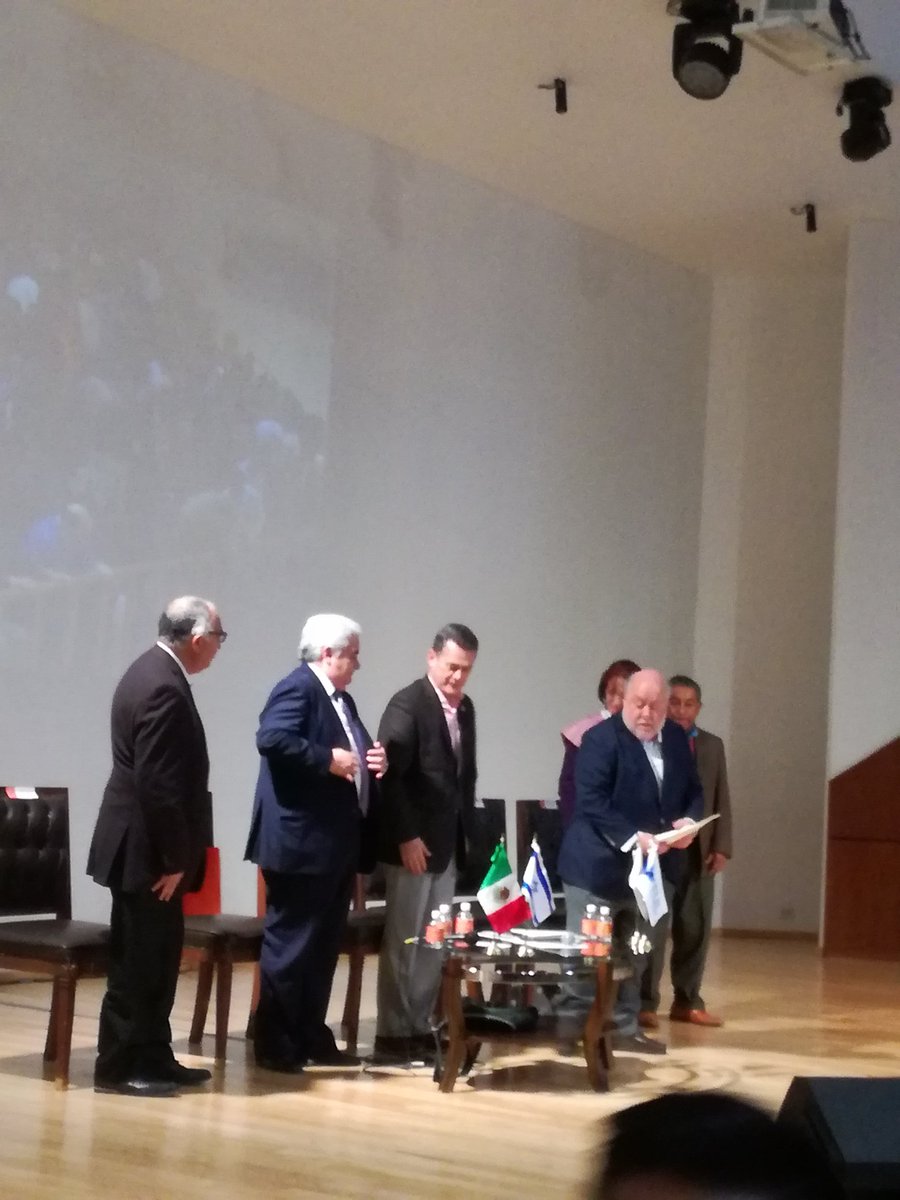 AlasMujeres's tweet photo. Miguel Ángel Porrúa recibe reconocimiento a la industria editorial en #FeriaUniversitariadelLibro #FUL30 de @UAEH_OFICIAL https://t.co/I8Z1Y9tYFQ
