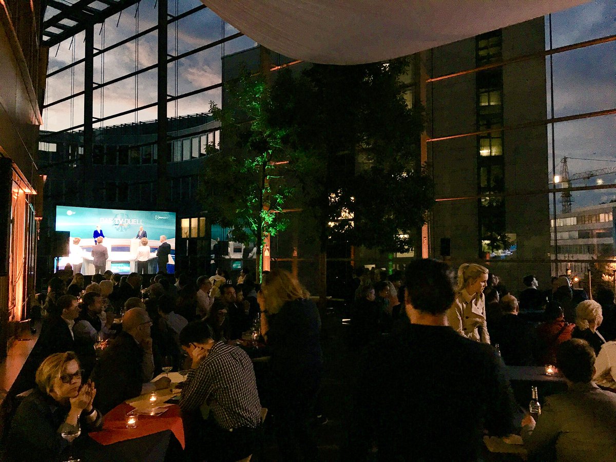 TwoPaeckchen's tweet photo. Alle sind voll #muttiviert hier im Konrad-Adenauer-Haus. #TVDuell - los geht's! @CDU https://t.co/r8sgUkZTIC