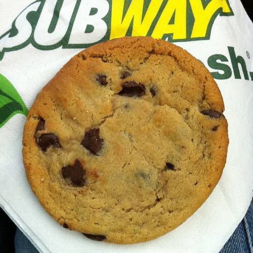 Futalors's tweet photo. On va mettre fin au débat une fois pour toute, RT pour les cookies de la Mie Câline, FAV pour les cookies du Subway https://t.co/Tu4Xpg9t79